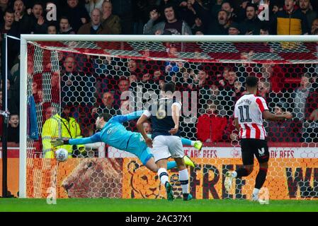 Londra, Regno Unito. 30 Novembre, 2019. Brentford's Oliver Watkins n. 11 scoring secondo obiettivo per il suo team durante il cielo di scommessa match del campionato tra Brentford e il centro di Luton a Griffin Park, Londra, Inghilterra il 30 novembre 2019. Foto di Andrea Aleksiejczuk/prime immagini multimediali. Credito: prime immagini multimediali/Alamy Live News Foto Stock