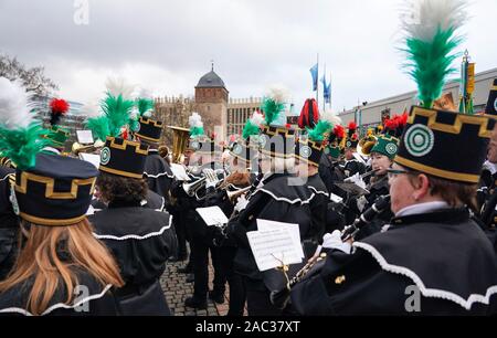 Chemnitz, Germania. 30 Novembre, 2019. Bergmannsvereine giocare alla grande parata di montagna dell'Erzgebirge confraternite di montagna. Circa 700 uniforme di indossatori e circa 400 mountain musicisti e cantanti prendere parte al tradizionale ascensore. Credito: Pietro Endig/dpa-Zentralbild/dpa/Alamy Live News Foto Stock