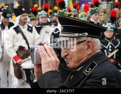 Chemnitz, Germania. 30 Novembre, 2019. Un minatore film La grande parata di montagna del Erzgebirgische Bergbrüderschaften. Circa 700 uniforme di indossatori e circa 400 mountain musicisti e cantanti prendere parte al tradizionale ascensore. Credito: Pietro Endig/dpa-Zentralbild/dpa/Alamy Live News Foto Stock