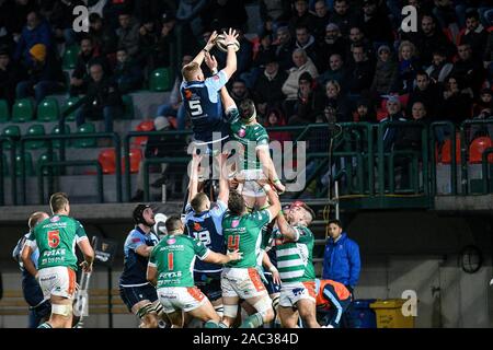 Treviso, Italia. 30 Nov, 2019. touche macauley cook (Cardiff) ostacolata da Abramo steyn (Treviso) durante la Benetton Treviso vs Cardiff Blues - Rugby Guinness Pro 14 - Credit: LPS/Ettore Grifoni/Alamy Live News Foto Stock