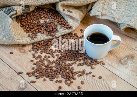 I chicchi di caffè sul sacco di iuta e stampati Brasil sullo sfondo Foto Stock