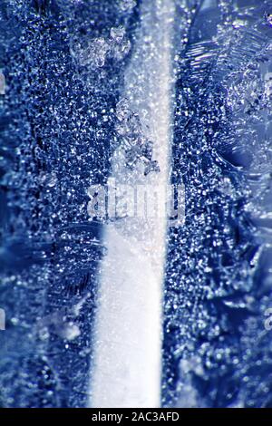 Brina sui rami. I cristalli di ghiaccio sono bellissimo come diamanti sfaccettato, come solitario Foto Stock