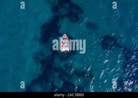 Antenna fuco shot vista di una barca in mare Ionio vicino l'isola di Zante Foto Stock