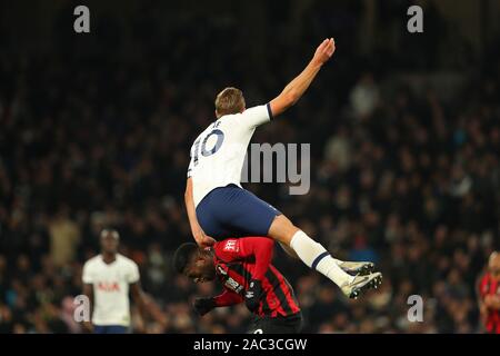 Londra, Regno Unito. 30 Nov 2019. Tottenham di avanti Harry Kane e Bournemouth's centrocampista Jefferson Lerma e competere per la sfera durante l'incontro della Barclays Premier League match tra Tottenham Hotspur e Bournemouth al Tottenham Hotspur Stadium, Londra, Inghilterra. Il 30 novembre 2019. (Foto di AFS/Espa-Images) Credito: Cal Sport Media/Alamy Live News Foto Stock