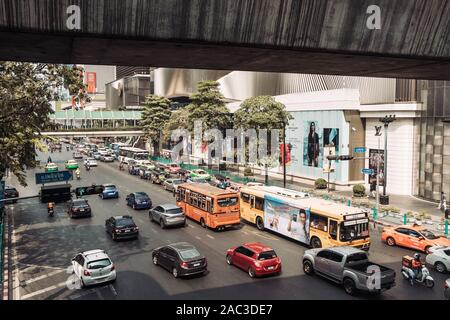 Il traffico su strada trafficata giunzione in Bangkok, Tailandia. Foto Stock