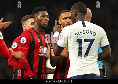 Londra, Regno Unito. 30 Nov 2019. Bournemouth's centrocampista Jefferson Lerma e Tottenham il centrocampista Moussa Sissoko hanno parole nel corso della Barclays Premier League match tra Tottenham Hotspur e Bournemouth al Tottenham Hotspur Stadium, Londra, Inghilterra. Il 30 novembre 2019. (Foto di AFS/Espa-Images) Credito: Cal Sport Media/Alamy Live News Foto Stock