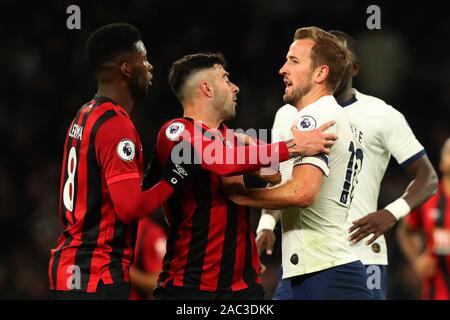 Londra, Regno Unito. 30 Nov 2019. Bournemouth's centrocampista Jefferson Lerma e Tottenham di avanti Harry Kane coinvolto in un alterco durante l'incontro della Barclays Premier League match tra Tottenham Hotspur e Bournemouth al Tottenham Hotspur Stadium, Londra, Inghilterra. Il 30 novembre 2019. (Foto di AFS/Espa-Images) Credito: Cal Sport Media/Alamy Live News Foto Stock