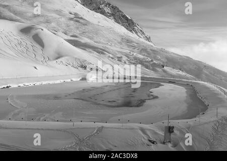 Alpi svizzere: lago ghiacciato per neve allevamento a Rothorn a Lenzerheide nel cantone dei Grigioni Foto Stock