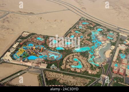 Vista della località egiziana con piscine dal piano. Tropical Resort, vista aerea. Ranorama Earth Objects dall'aria. Deserto, oasi, piscine e tour Foto Stock