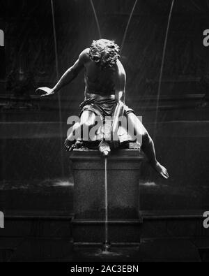 Statue da piazza Fontana in Cincinnati in Ohio che rappresentano i piaceri dell'acqua. Parte di Tyler Davidson Fontana Foto Stock