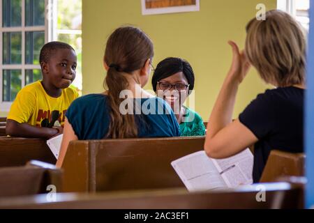 Scambio di idee prima di un servizio Battista nella Lime a Grenada. Nella conversazione religiosa prima del servizio, si discutono gli aspetti morali della vita quotidiana. A differenza di un sermone, tutti possono contribuire a livello degli occhi Foto Stock