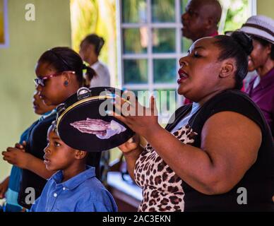 Adoratori cantano al servizio Battista nel Lime, Grenada Foto Stock