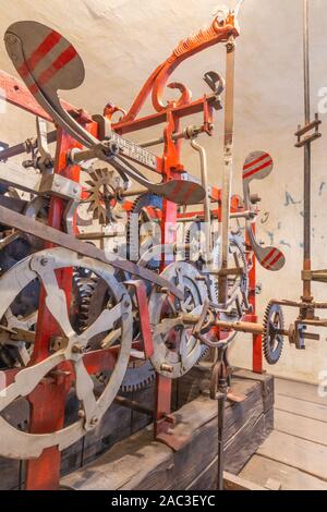 BRATISLAVA, Slovacchia - 11 ottobre 2014: il dettaglio del vecchio orologio per lavorare da torre-clock sul St. Martins cattedrale a lavoro.. Foto Stock