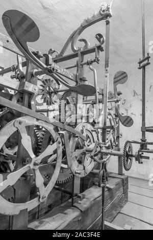 BRATISLAVA, Slovacchia - 11 ottobre 2014: il dettaglio del vecchio orologio per lavorare da torre-clock sul St. Martins cattedrale. Foto Stock