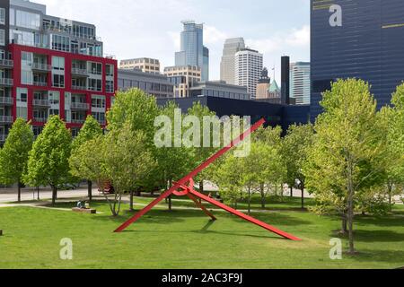 Il 1977-1983 rosso di metallo verniciato a trave a I molecola scultura dello scultore Mark di Suvero in medaglia d Oro Park nel centro cittadino di Minneapolis, Minnesota. Foto Stock