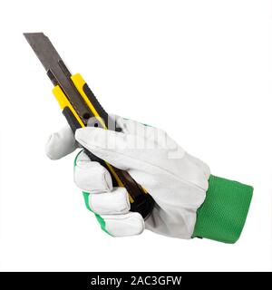 Un coltello nella mano di un lavoratore in un guanto di lavoro. isolato su uno sfondo bianco. Il file contiene il tracciato di ritaglio Foto Stock