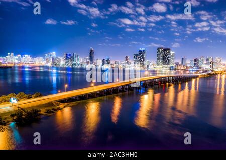 Antenna skyline di Miami notte lunga esposizione a Miami Beach e MacArthur Causeway Foto Stock