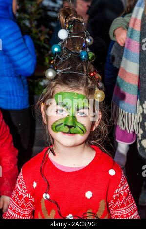 Skibbereen, West Cork, Irlanda. 30 Novembre, 2019. Babbo Natale è stato a Skibbereen questa sera per accendere le luci di Natale. Alla manifestazione è stata Katie Needham da Caheragh. Crdit: Andy Gibson/Alamy Live News. Foto Stock