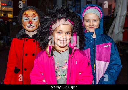 Skibbereen, West Cork, Irlanda. 30 Novembre, 2019. Babbo Natale è stato a Skibbereen questa sera per accendere le luci di Natale. Nel corso della manifestazione sono stati Kara Lucey e Sophia McCarthy da Skibbereen. Credito: Andy Gibson/Alamy Live News. Foto Stock