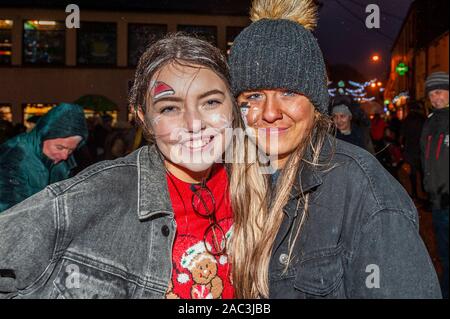 Skibbereen, West Cork, Irlanda. 30 Novembre, 2019. Babbo Natale è stato a Skibbereen questa sera per accendere le luci di Natale. In caso di pioggia sono state Serena CLarke e Maddie O'Sullivan, sia da Skibbereen. Credito: Andy Gibson/Alamy Live News. Foto Stock