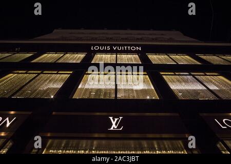 VIENNA, Austria - 6 Novembre 2019: Louis Vuitton Logo sul loro negozio locale di Vienna. Louis Vuitton è una casa di moda e produttore luxury retail Foto Stock