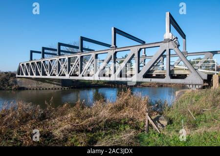 Avviso di treno in marcia attraverso il ponte di ferro Foto Stock