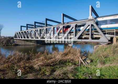 Avviso di treno in marcia attraverso il ponte di ferro Foto Stock