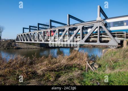 Avviso di treno in marcia attraverso il ponte di ferro Foto Stock