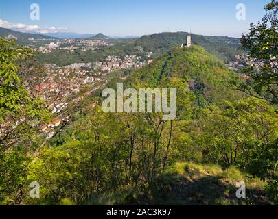 Como - Il Castello Baradello cestello e la città tra le montagne. Foto Stock