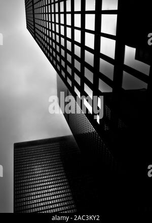 Un molto surreale nebbia mattutina che ha coperto il centro cittadino di Toronto in Canada il quartiere finanziario e la zona circostante. Fotografia originale utilizzando una Canon Foto Stock