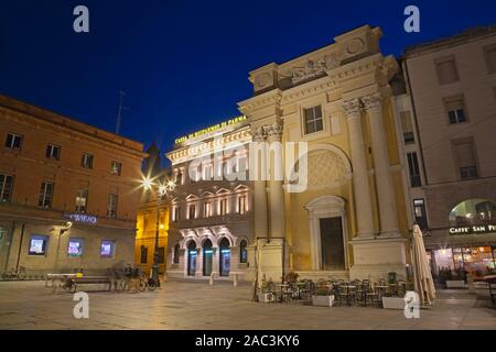 PARMA, Italia - 17 Aprile 2018: la barocca Chiesa di San Pietro e Piazza Garibaldi al crepuscolo Foto Stock