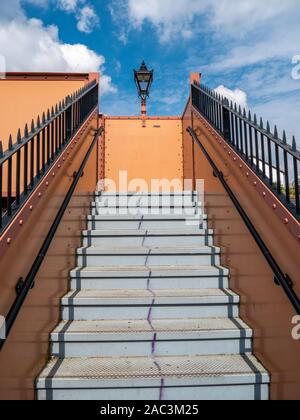 Passerella della piattaforma su un binario ferroviario in Thatcham Berkshire REGNO UNITO Foto Stock