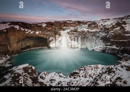 Aldeyjarfoss, cascata islandese arrotondati da colonne di basalto Foto Stock