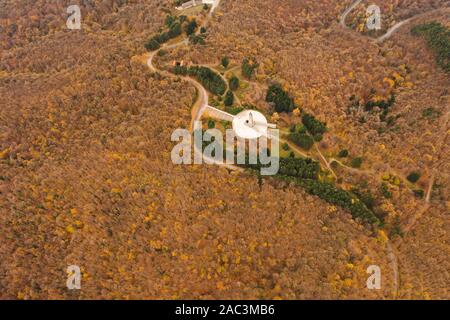 Vista aerea al monumento alla libertà sul Fruska Gora montagna, vicino a Novi Sad Serbia al tempo d'autunno. Il monumento è stato realizzato nel 1951, in memoria del partigiano figh Foto Stock