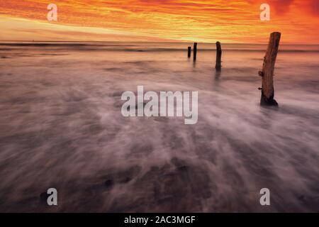 Il vecchio molo rovine a Hallet Cove shot al tramonto . Immagine hdr con una lunga esposizione Foto Stock