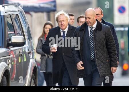 Londra, Regno Unito. 30 Nov 2019. Londra, Regno Unito. 30 Nov 2019. La figura mostra il Premier britannico Boris Johnson presso la scena sul lato nord del London Bridge fin da sabato mattina. L'incidente ha cominciato appena prima di 2pm venerdì, quando l'utente malintenzionato, che erano state frequentando l apprendimento insieme la giustizia penale conferenza presso pescivendoli' Hall sul Ponte di Londra ha cominciato accoltellato colleghi con due grandi coltelli. Credito: Jeff Gilbert/Alamy Live News Foto Stock