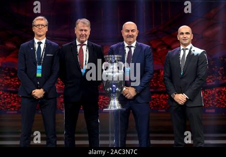 Gruppo B, Finlandia manger Markku Kanerva (sinistra), Età Hareide (seconda a sinistra), la Russia manager Stanislav Cherchesov (seconda a destra) e Belgio manager Roberto Martinez durante l'Euro 2020 disegnare al Romexpo Exhibition Centre, Bucarest. Foto Stock