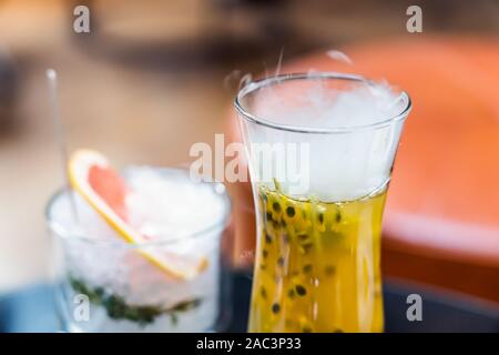Il vapore fuoriesce dal succo di frutto della passione. Dissetante bevanda estiva. Foto Stock