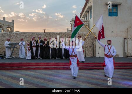 Danza folcloristica araba tradizionale dalla Giordania nel Souk Waqif Doha, festival primaverile del Qatar Foto Stock