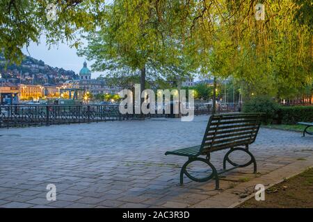 Como - La città con la cattedrale e il porto dalla passeggiata al mattino al tramonto. Foto Stock