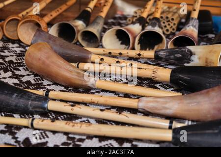 Esposizione di sardo di strumenti a fiato in legno (launeddas, pipiolu e benas), fatti a mano da artigiani esperti Foto Stock