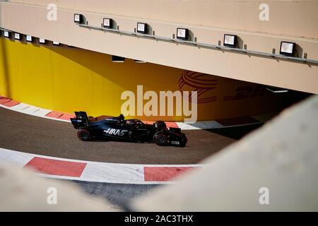 Haas F1 del Team pilota francese Romain Grosjean compete durante la terza sessione di prove libere di Abu Dhabi Grand Prix F1 al circuito di Yas Marina di Abu Dhabi. Foto Stock