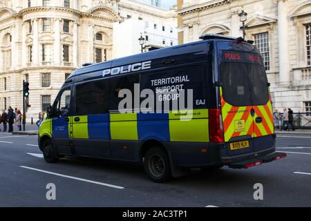Londra, Regno Unito. 30 Novembre, 2019. Una polizia van visto su Whitehall seguendo il London Bridge incidente. Un uomo e una donna sono morti e Usman Khan, 28 da stock-on-Trent, Staffordshire è stato ucciso dalla polizia sul Ponte di Londra il 29 novembre. Credito: Steve Taylor/SOPA Immagini/ZUMA filo/Alamy Live News Foto Stock
