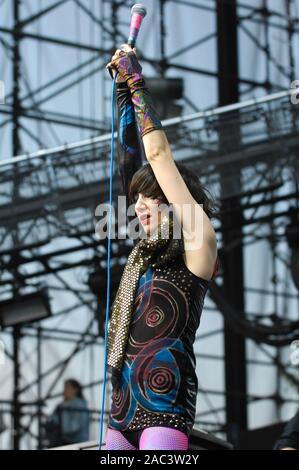 Karen o degli Yeah Yeah Yeahs esegue al 2009 KROQ Weenie Roast Y Fiesta presso l'Anfiteatro Verizon Wireless su 16 Maggio 2009 a Irvine. Foto Stock