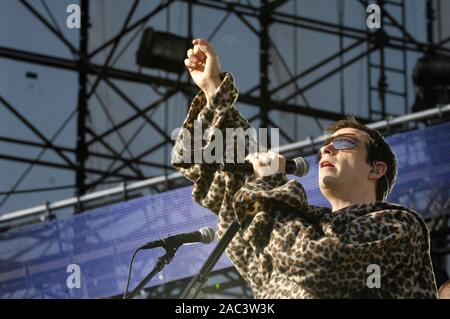 Rivers Cuomo dei Weezer esegue al 2009 KROQ Weenie Roast Y Fiesta presso l'Anfiteatro Verizon Wireless su 16 Maggio 2009 a Irvine. Foto Stock