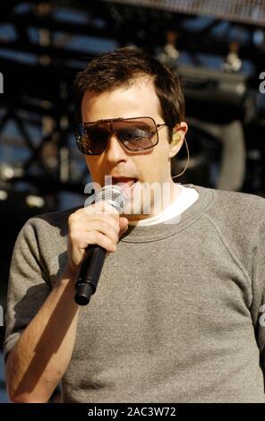 Rivers Cuomo dei Weezer esegue al 2009 KROQ Weenie Roast Y Fiesta presso l'Anfiteatro Verizon Wireless su 16 Maggio 2009 a Irvine. Foto Stock