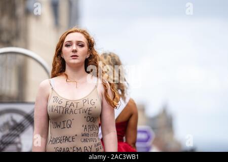 Edimburgo, Scozia, Regno Unito. Il 18 agosto, 2019. Un esecutore sul Royal Mile promuovendo la mostra la bellezza è il dolore al paradiso nel Vault sede 29 durante Foto Stock