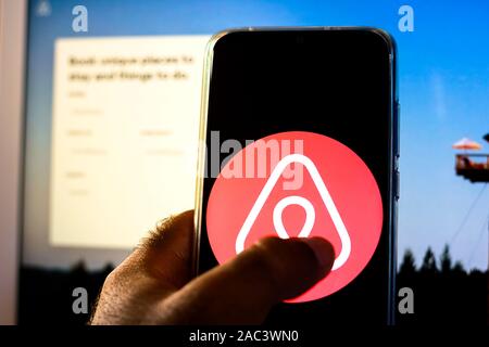 In questa foto illustrazione Airbnb il logo viene visualizzato su uno smartphone. Foto Stock