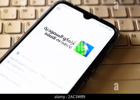 In questa foto illustrazione la Saudi Arabian Oil Company (Saudi Aramco) Il logo si vede visualizzato su uno smartphone. Foto Stock