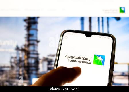 In questa foto illustrazione la Saudi Arabian Oil Company (Saudi Aramco) Il logo si vede visualizzato su uno smartphone. Foto Stock